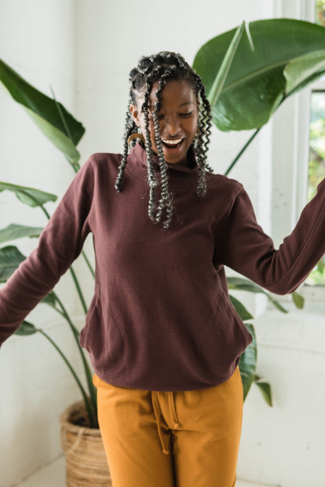 Viajera Sweater - High neck with pockets made from 100% organic cotton - full sleeve