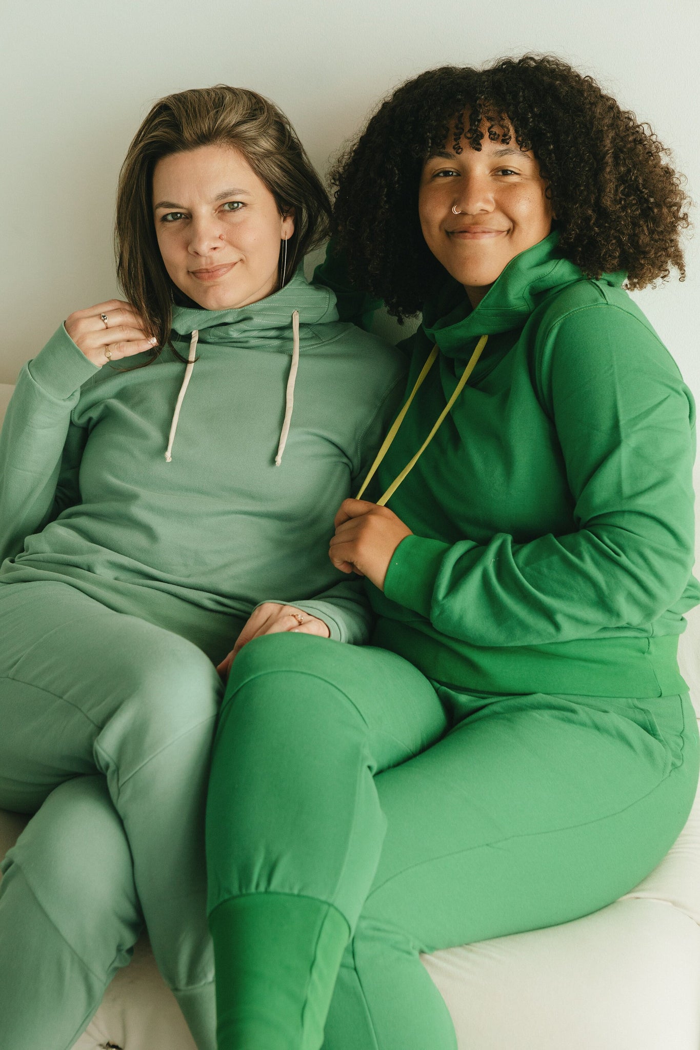 Viento Hoodie - Organic cotton hooded sweatshirt with a big hood and high neckline and deep pockets
