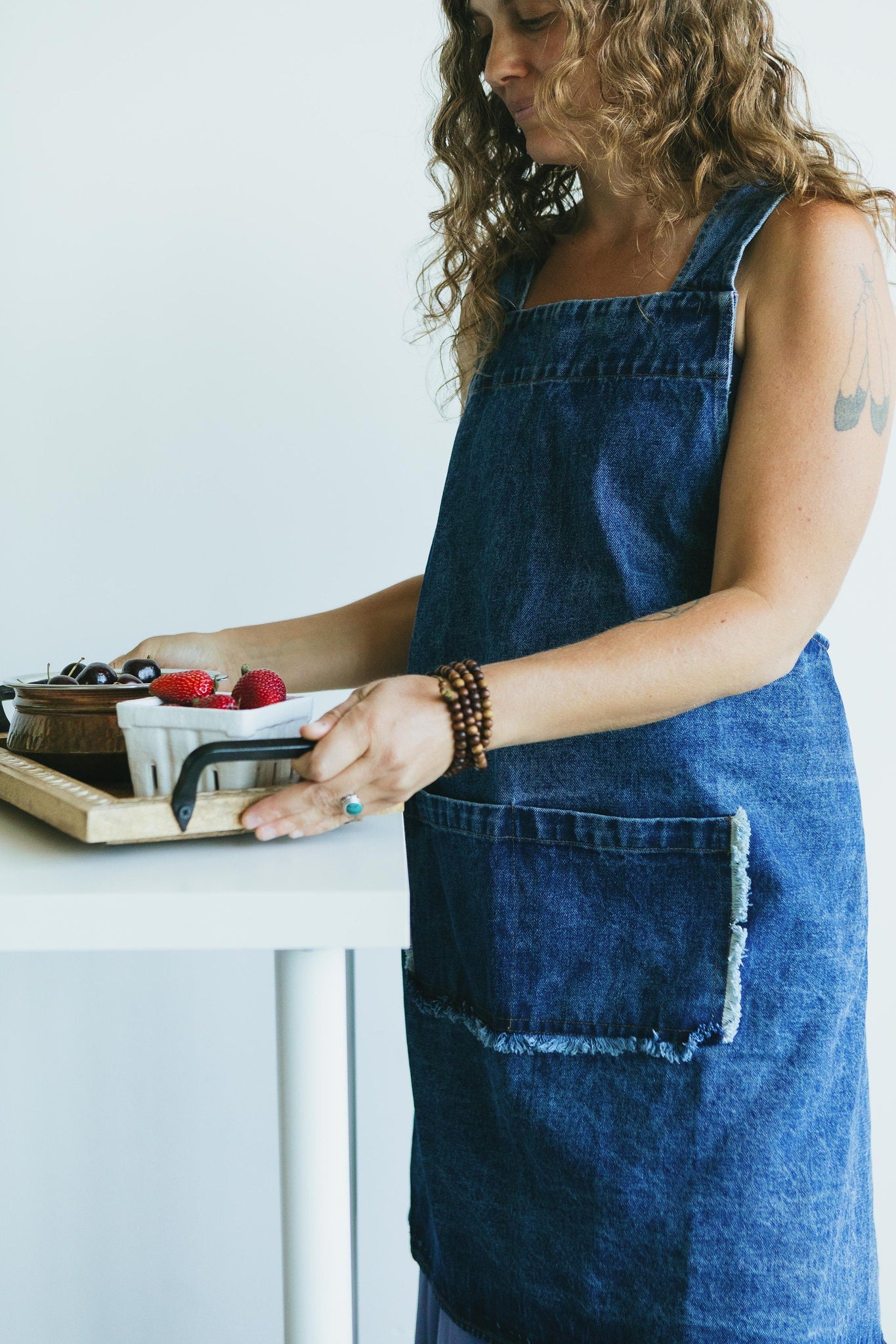 Stonewashed Denim Apron - Jean kitchenware - Organic cotton indigo dyed denim crossback apron with big pockets