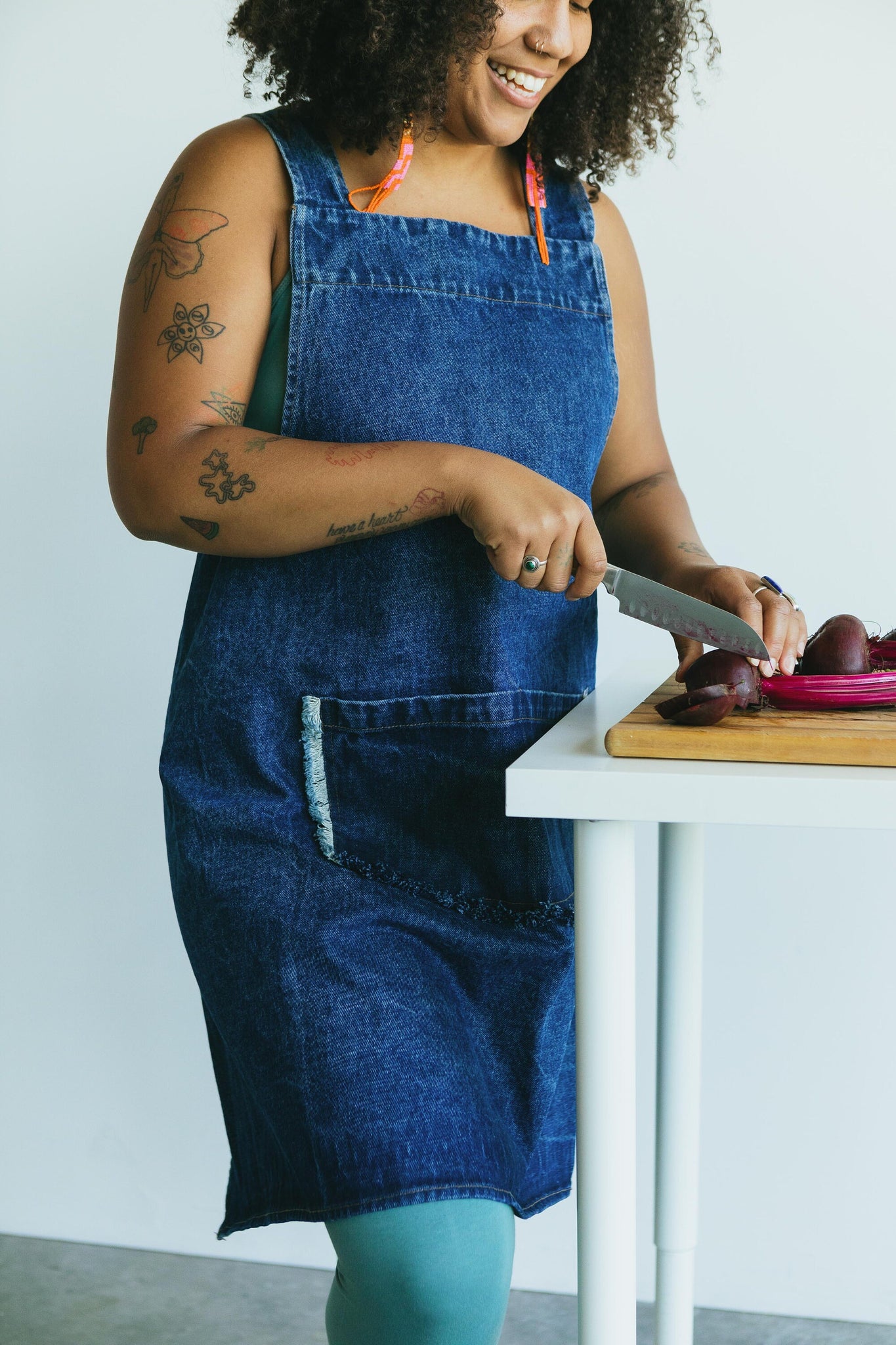 Stonewashed Denim Apron - Jean kitchenware - Organic cotton indigo dyed denim crossback apron with big pockets