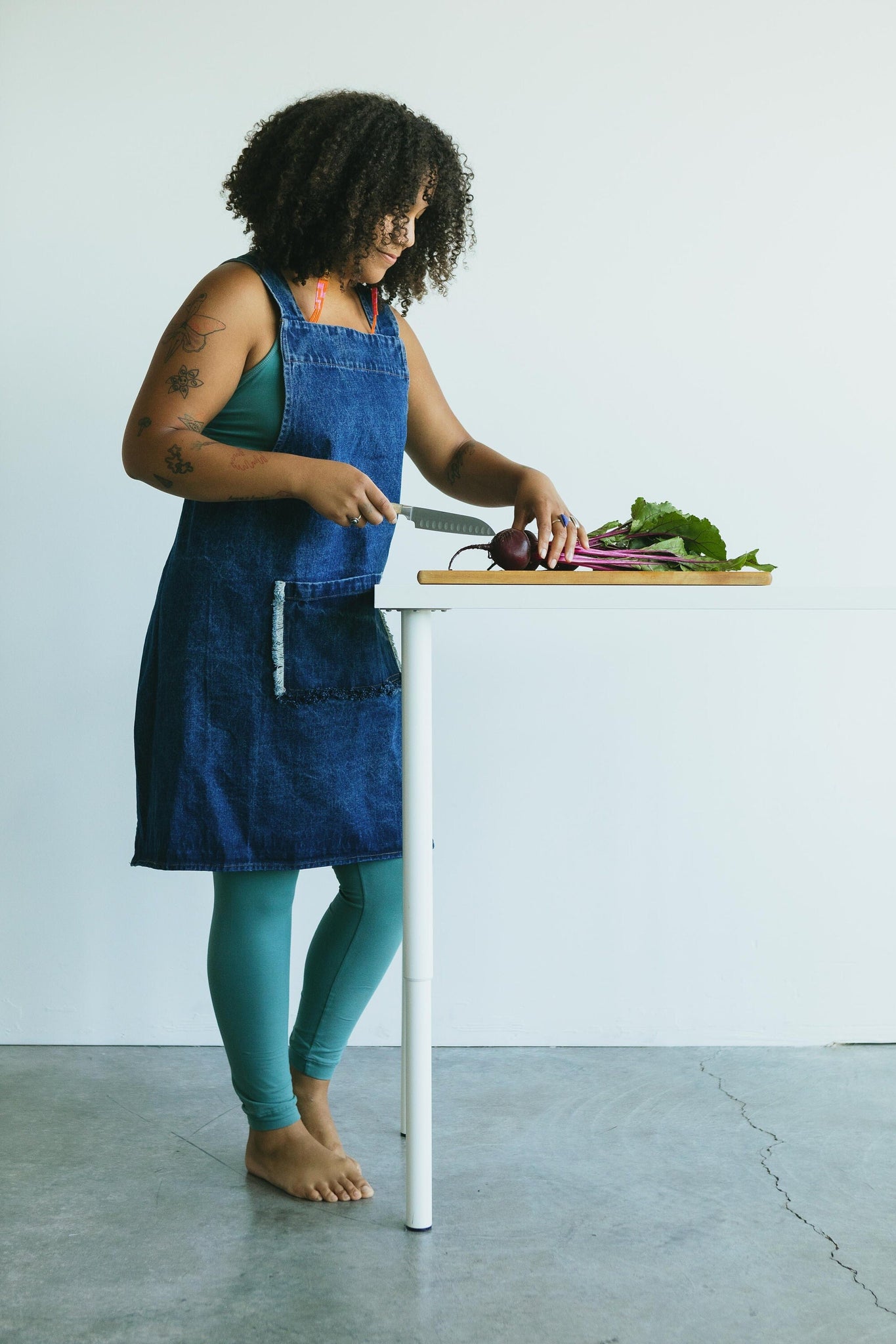 Stonewashed Denim Apron - Jean kitchenware - Organic cotton indigo dyed denim crossback apron with big pockets