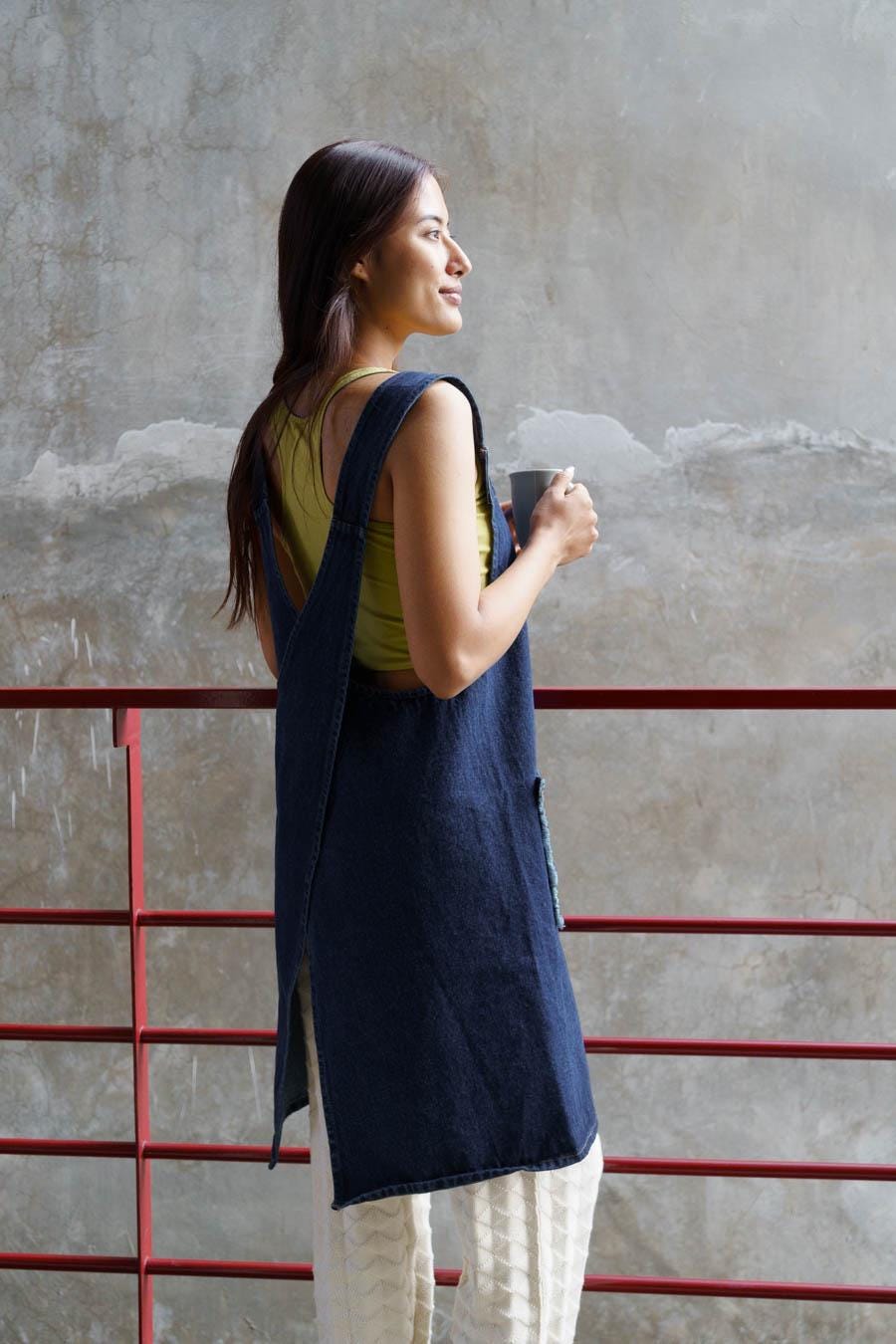 Stonewashed Denim Apron - Jean kitchenware - Organic cotton indigo dyed denim crossback apron with big pockets