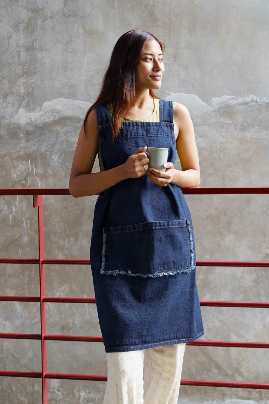 Stonewashed Denim Apron - Jean kitchenware - Organic cotton indigo dyed denim crossback apron with big pockets