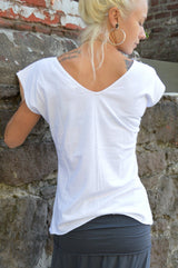 Organic cotton V-tee with front and back V neck - plain organic cotton t-shirt - the perfect layer!
